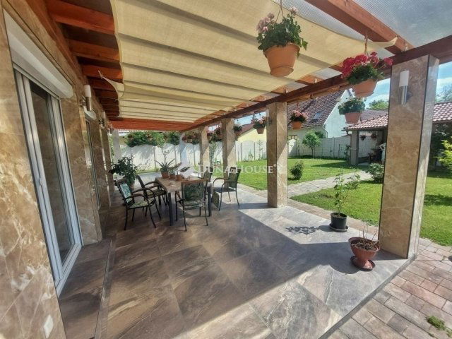 Eladó családi ház, Dunakeszin 250 M Ft, 4 szobás