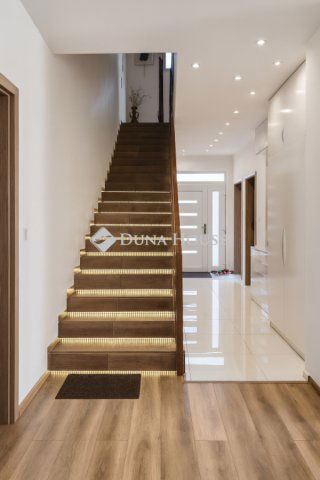 Eladó családi ház, Fóton 262 M Ft, 6 szobás