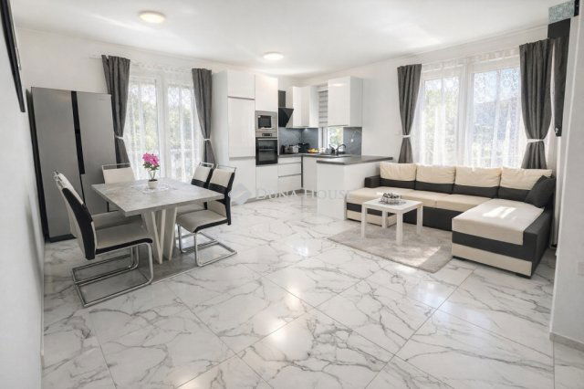 Eladó családi ház, Kecskeméten 90 M Ft, 5 szobás