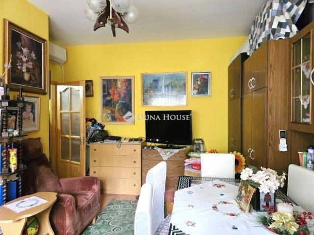 Eladó panellakás, Pécsett 47.9 M Ft, 2 szobás