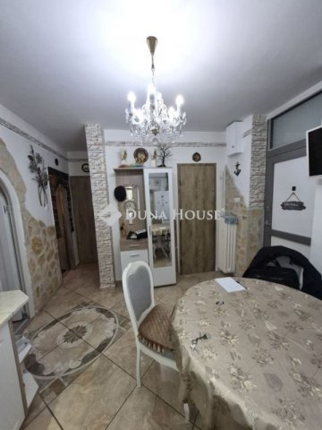 Eladó panellakás, Komlón 32.5 M Ft, 2 szobás