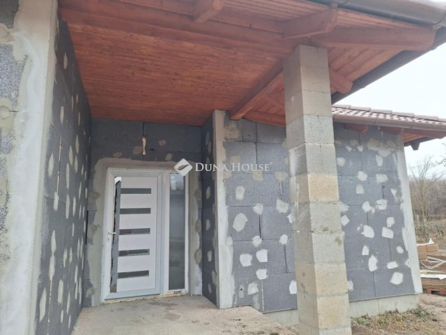 Eladó családi ház, Kiskunlacházán 92.9 M Ft, 4 szobás