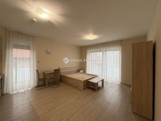 Kiadó téglalakás, albérlet, Győrött, Attila utcában, 1 szobás