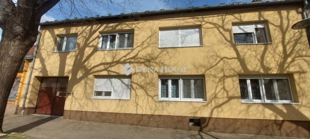 Eladó téglalakás, Dombóváron 33.5 M Ft, 3 szobás