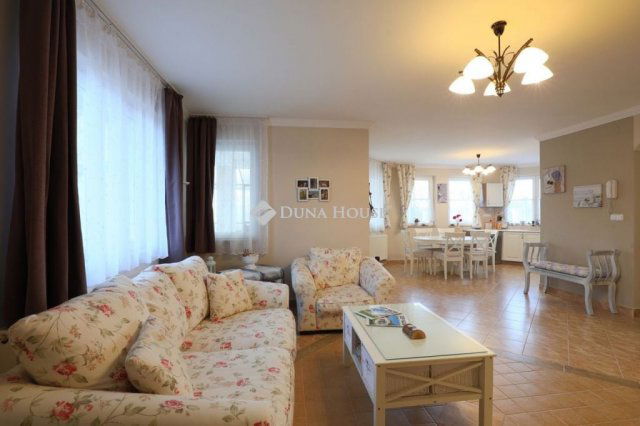 Eladó családi ház, Balatonkenesén 170 M Ft, 4 szobás