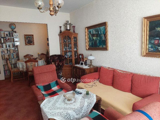 Eladó panellakás, Veszprémben 40 M Ft, 1+2 szobás