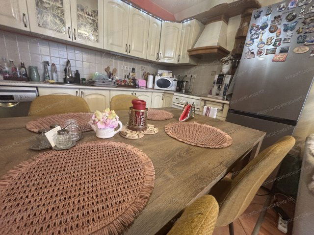 Eladó téglalakás, Tatabányán 121.9 M Ft, 4 szobás