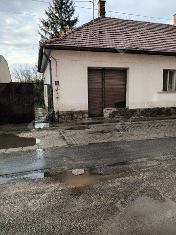 Eladó családi ház, Monoron 56 M Ft, 2 szobás