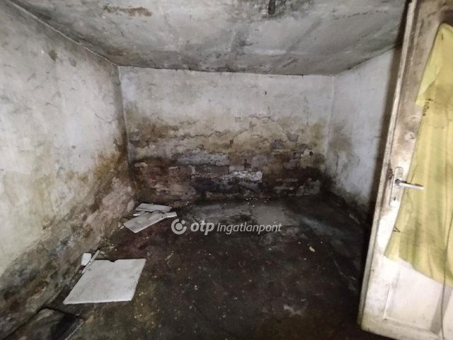 Eladó családi ház, Pécsett 11 M Ft, 3 szobás