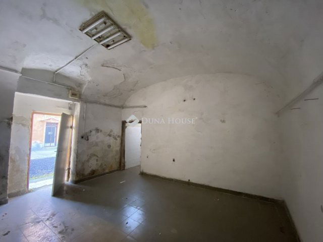 Eladó iroda, Sopronban 16.2 M Ft, 2 szobás / költözzbe.hu