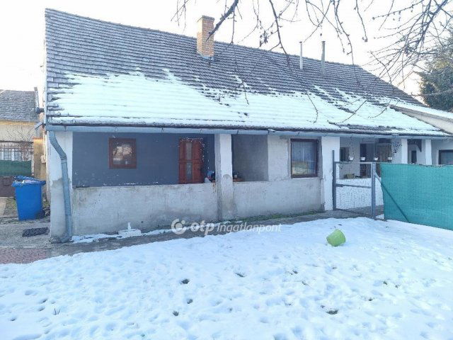 Eladó családi ház, Pápán 24.9 M Ft, 2 szobás