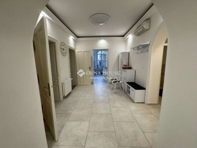 Eladó téglalakás, Pécsett 120 M Ft, 4 szobás