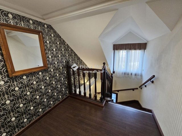 Eladó családi ház, Pócsmegyeren 259 M Ft, 6 szobás