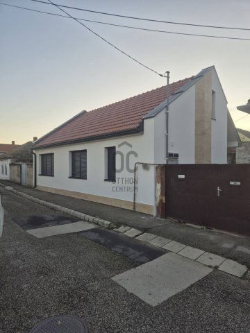 Eladó családi ház, Veszprémben 85 M Ft, 3 szobás