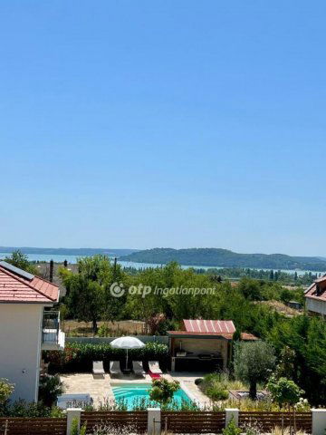 Eladó ikerház, Balatonfüreden 259.9 M Ft, 4 szobás