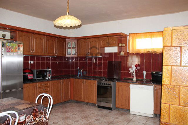 Eladó családi ház, Papon 32.9 M Ft, 3 szobás