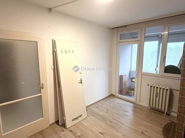 Eladó panellakás, Szegeden 64.5 M Ft, 3 szobás