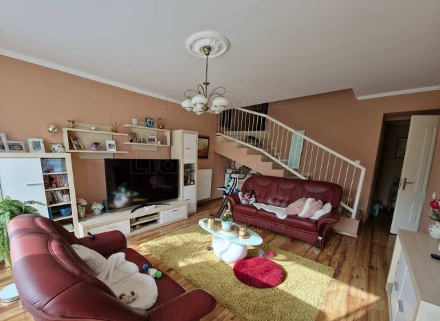 Eladó téglalakás, Székesfehérvárott 105 M Ft, 3 szobás