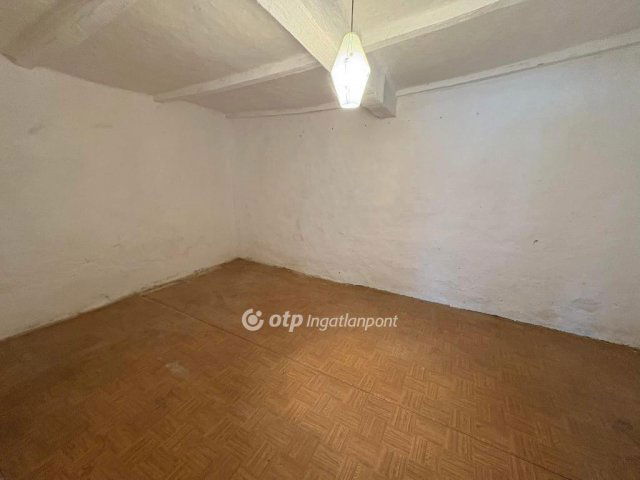 Eladó családi ház, Esztáron 9.9 M Ft, 2+1 szobás