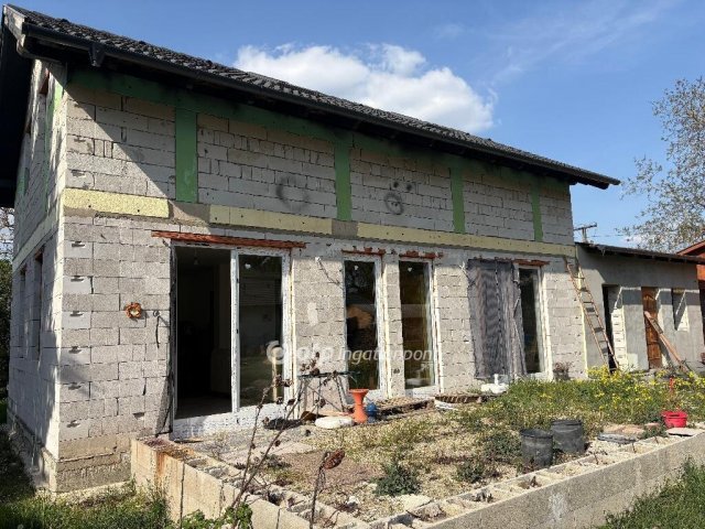 Eladó családi ház, Szigetszentmártonban 89.9 M Ft, 5+2 szobás