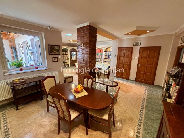 Eladó családi ház, Levelek 74 M Ft, 7+1 szobás