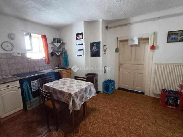 Eladó családi ház, Súron 16 M Ft, 2 szobás