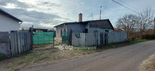 Eladó családi ház, Tiszaföldváron 5.999 M Ft, 1+1 szobás