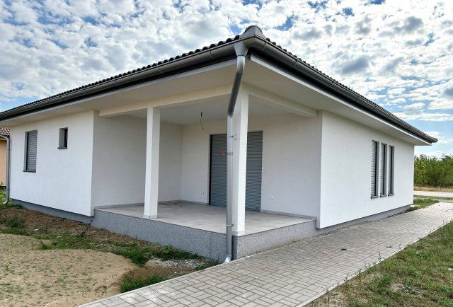 Eladó családi ház, Mórahalmon 83.6 M Ft, 4 szobás