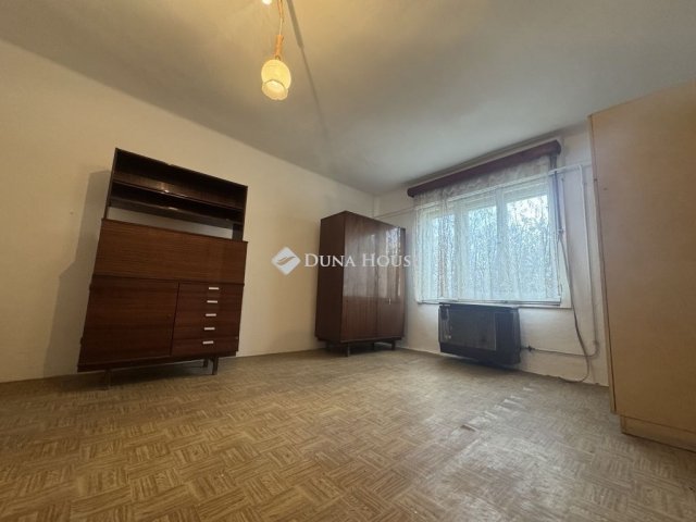 Eladó családi ház, Pécsett 44 M Ft, 4 szobás
