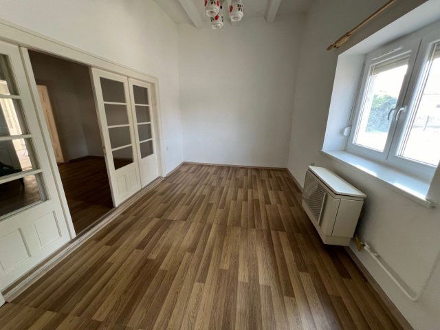 Eladó üzlethelyiség, Szarvason 38 M Ft, 2 szobás