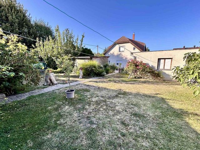 Eladó családi ház, Vácon 145 M Ft, 4+1 szobás