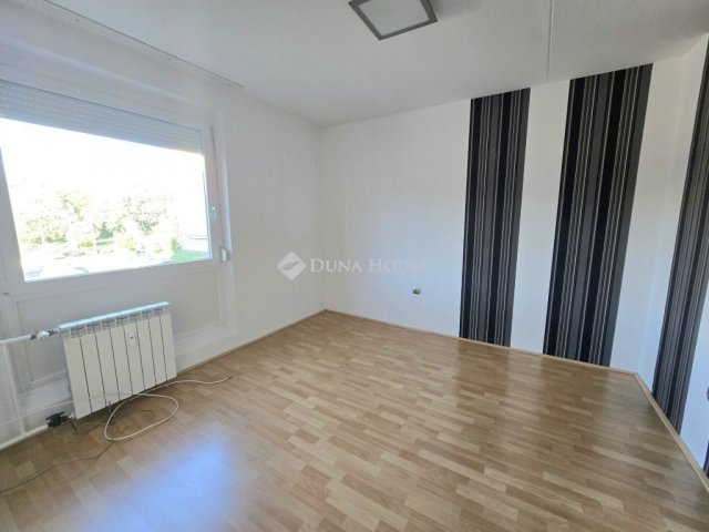 Eladó panellakás, Pécsett 52 M Ft, 2 szobás