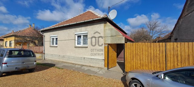 Eladó családi ház, Kiszomboron 26.5 M Ft, 2 szobás