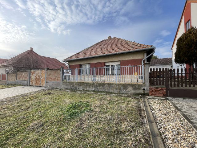 Eladó családi ház, Pakson 27.5 M Ft, 3 szobás