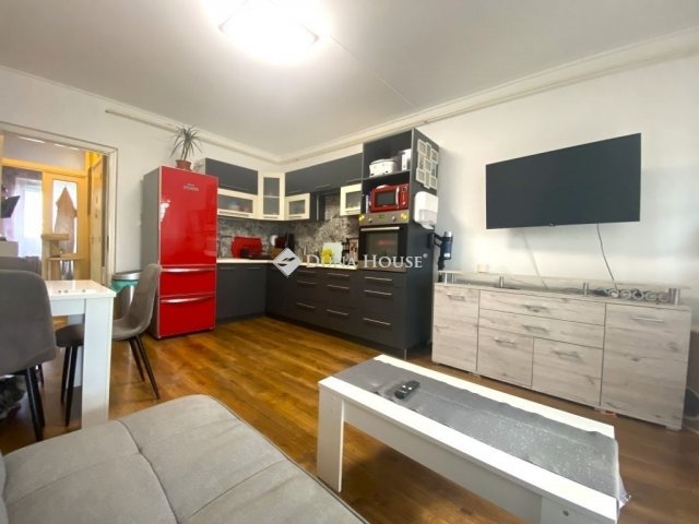 Eladó panellakás, Pécsett 54.9 M Ft, 4 szobás