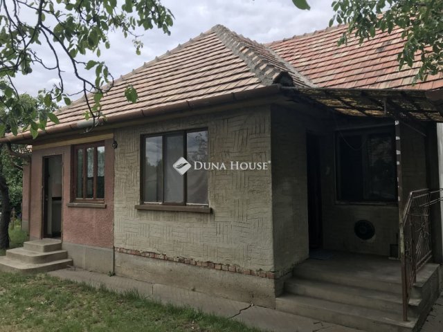 Eladó családi ház, Besnyőn, Petőfi Sándor utcában 39.9 M Ft