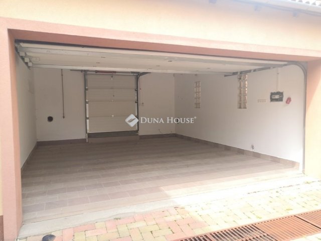 Eladó családi ház, Vecsésen 149.9 M Ft, 4+1 szobás