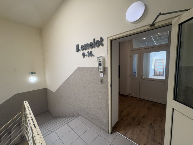 Eladó téglalakás, Szigetszentmiklóson 231.82 M Ft, 8 szobás