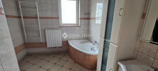 Eladó családi ház, Tápiószecsőn 159.99 M Ft, 6 szobás