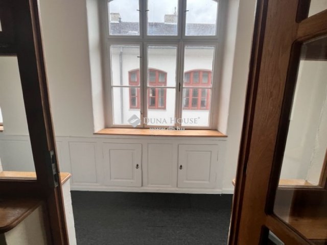 Eladó téglalakás, Pécsett 89 M Ft, 5 szobás