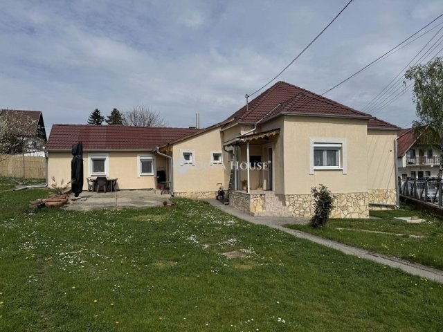 Eladó családi ház, Pécsett 82 M Ft, 3 szobás