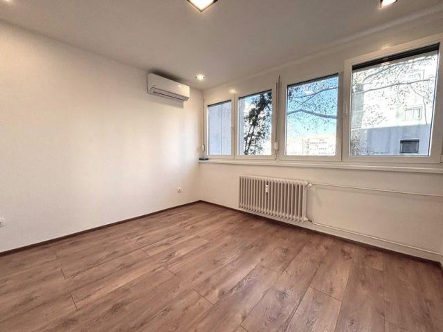 Eladó panellakás, Pécsett, Gyöngyös utcában 59.9 M Ft