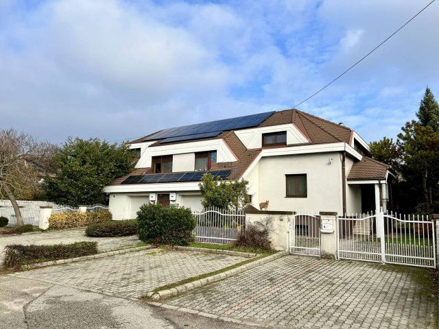 Eladó családi ház, Székesfehérvárott 275 M Ft, 16 szobás