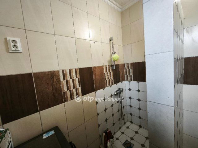 Eladó családi ház, Bakson 80 M Ft, 3+3 szobás