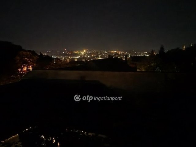 Eladó családi ház, Pécsett 299 M Ft, 9 szobás