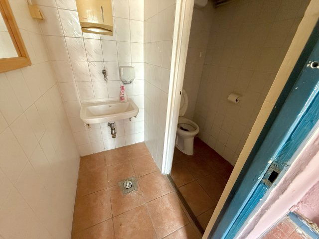 Eladó üzlethelyiség, Budapesten, XIII. kerületben, Váci úton