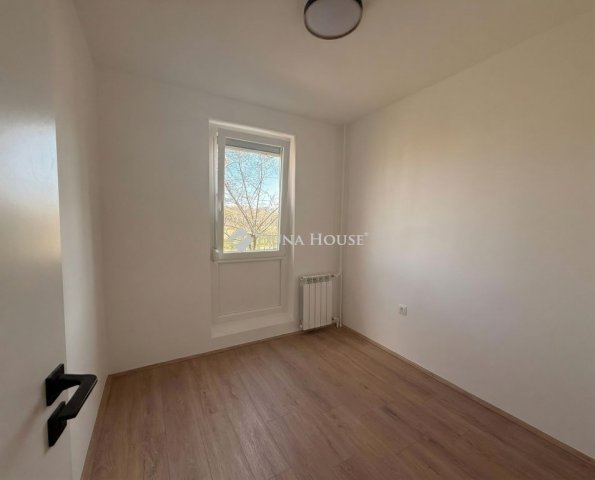 Eladó panellakás, Pécsett 54.9 M Ft, 3 szobás