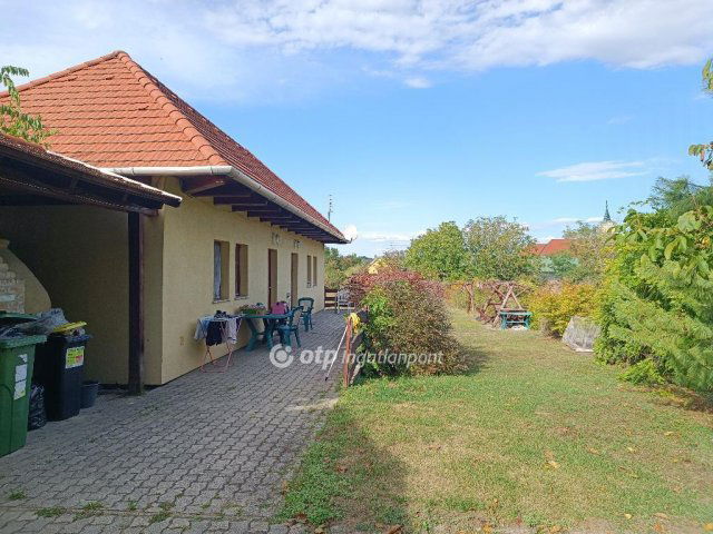 Eladó családi ház, Vértesbogláron 89.9 M Ft, 8 szobás