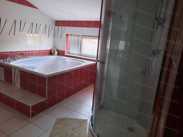 Eladó családi ház, Siófokon 196 M Ft, 7 szobás