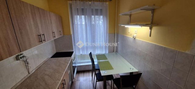 Kiadó panellakás, albérlet, Pécsett 140 E Ft / hó, 2 szobás